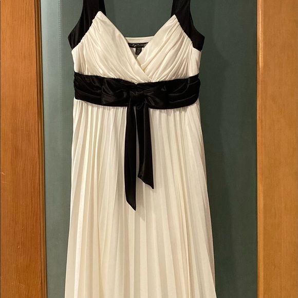 Cream and black silky dress - Picture 8 of 11
